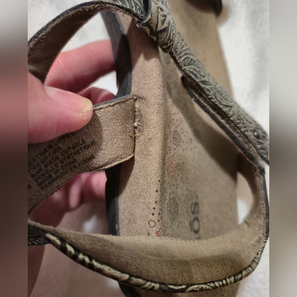 Taos Footwear Women's Silver Patterned Sandals. View shoe details - Picture 6 of 10